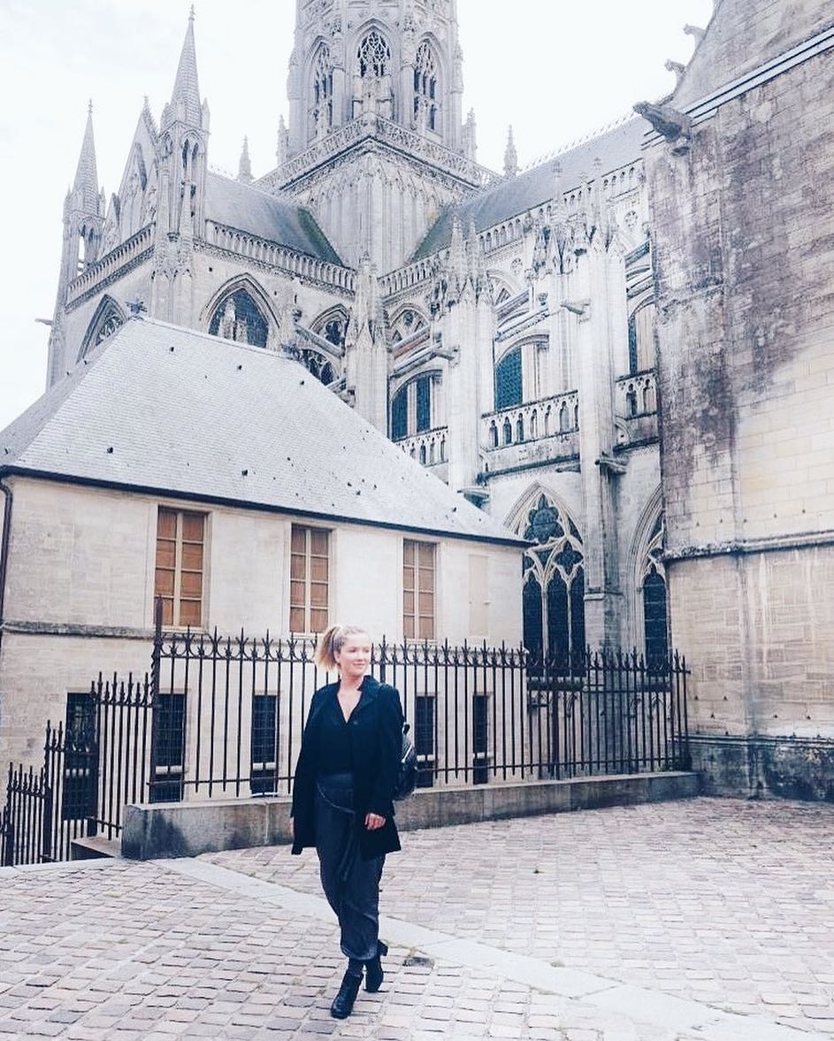 Aurore Pley devant la cathédrale de Bayeux.